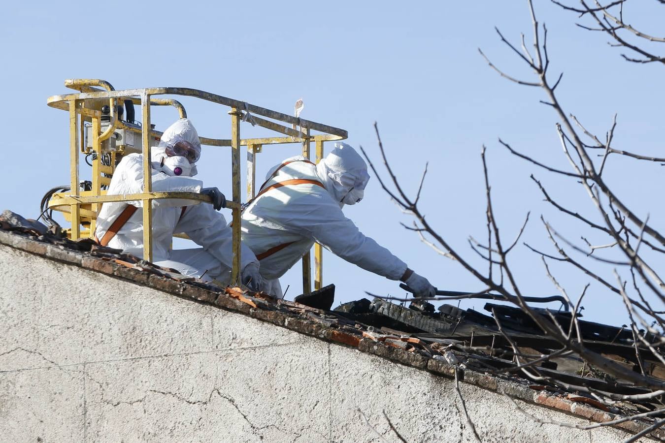 Retiran el amianto del nuevo parking