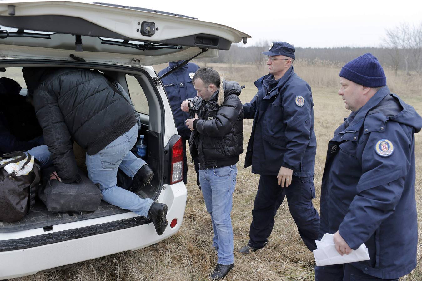 Una mujer kosovar sostiene a su hijo antes de montarse en un vehículo de la policía de fronteras de Serbia tras ser detenidos cerca de la ciudad de Subotica. al tratar de intentar pasar ilegalmente a Hungría. Fotografía: REUTERS / Marko Djurica