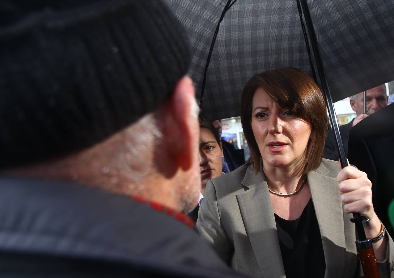 La presidenta de Kosovo, Atifete Jahjaga habla con la gente en la ciudad de Vushtrri. Fotografía: REUTERS / Hazir Reka.