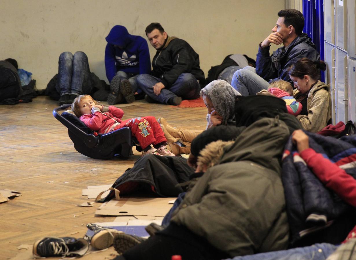 Una familia de kosovares esperan en Keleti, la estación de tren de Budapest. Fotografía: REUTERS / Bernadett Szabo