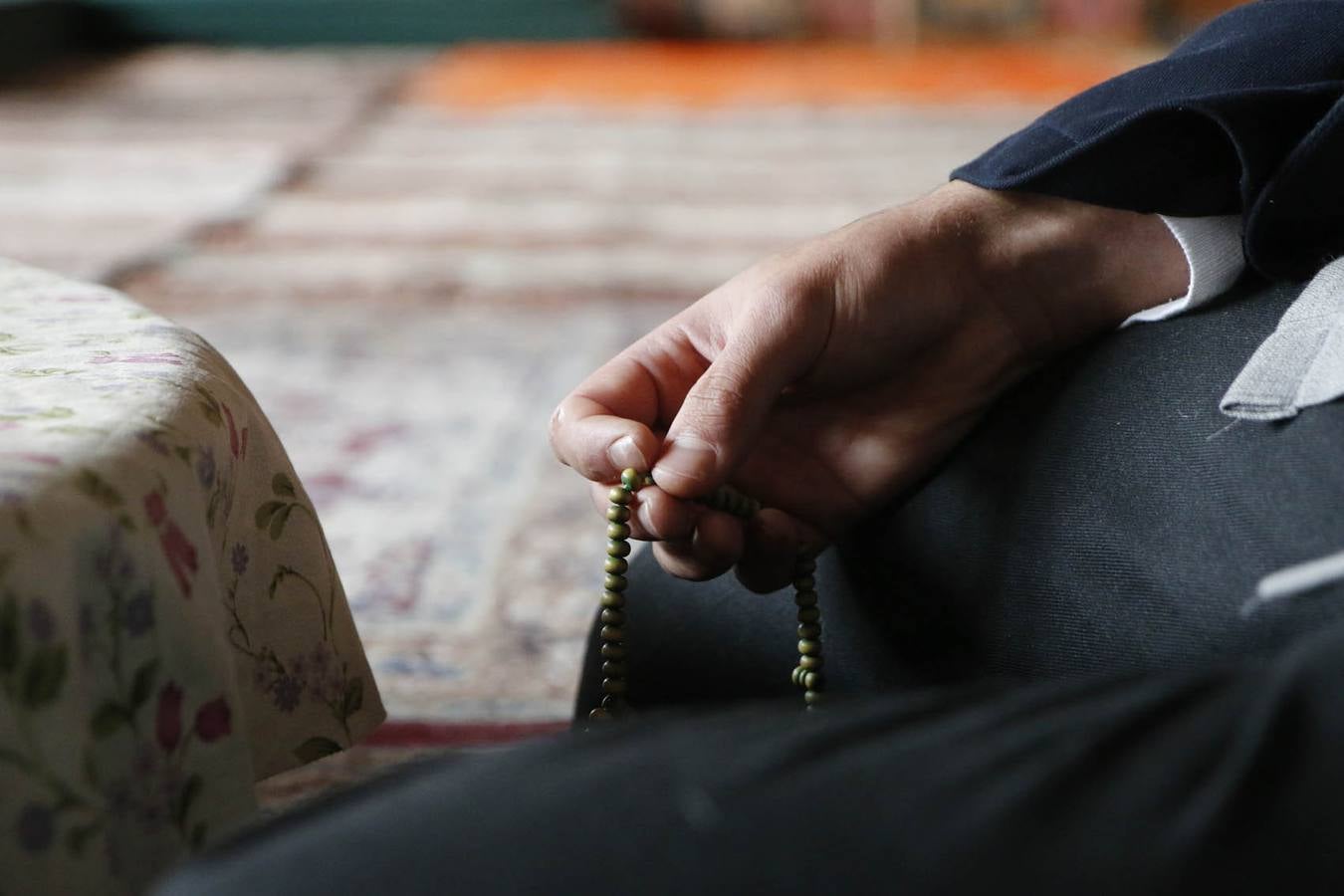 Mohamed (29 años, natural de Tánger, Marruecos) sostiene un rosario islámico