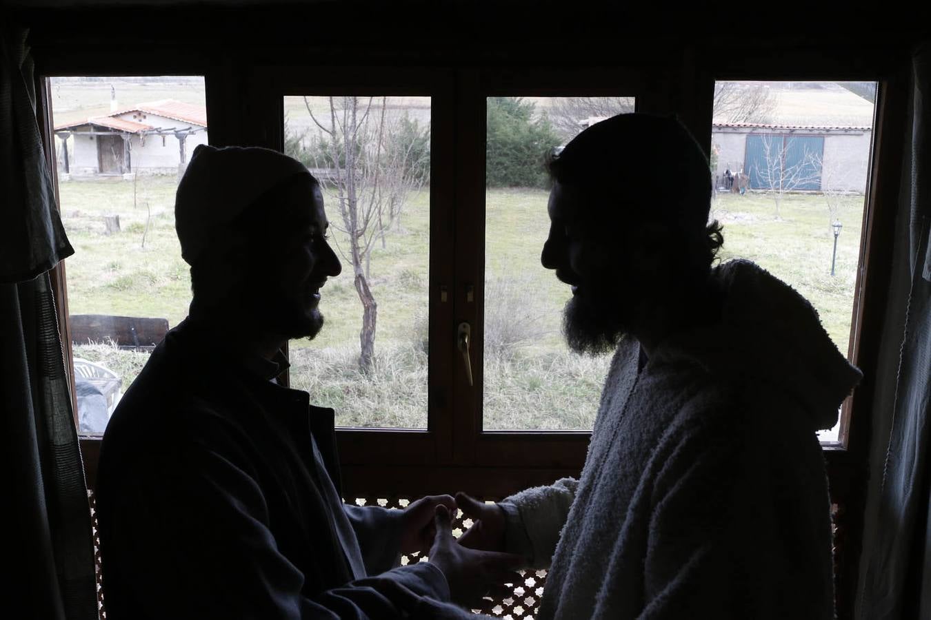 Dos sufíes de Villanueva charlan en la mezquita