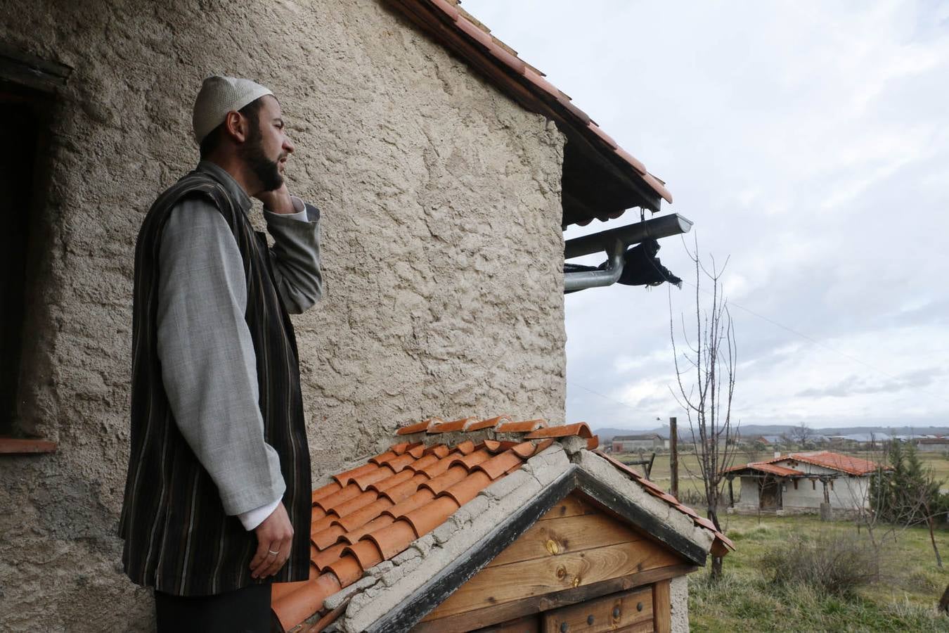 Tras la comida, Mohamed sale a la calle a orar