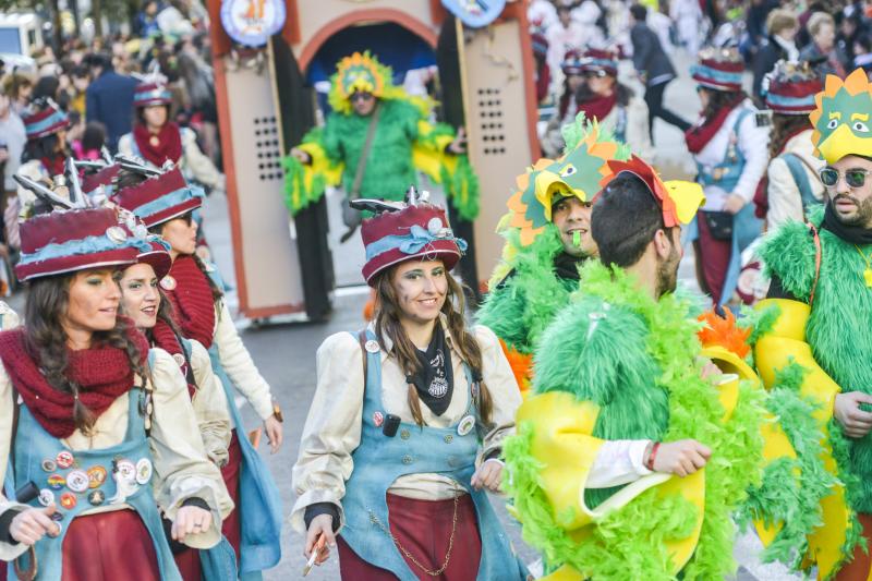 Artefactos y grupos menores en el desfile del Carnaval de Badajoz