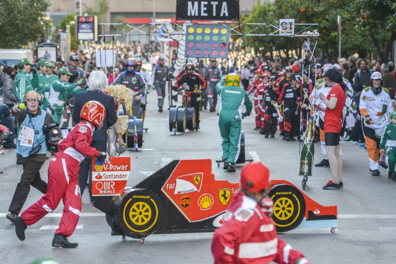 Artefactos y grupos menores en el desfile del Carnaval de Badajoz