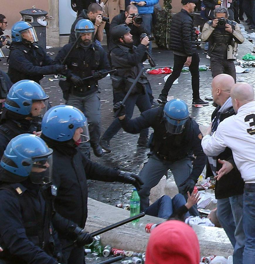 Hinchas del Feyenoord provocan graves disturbios en Roma