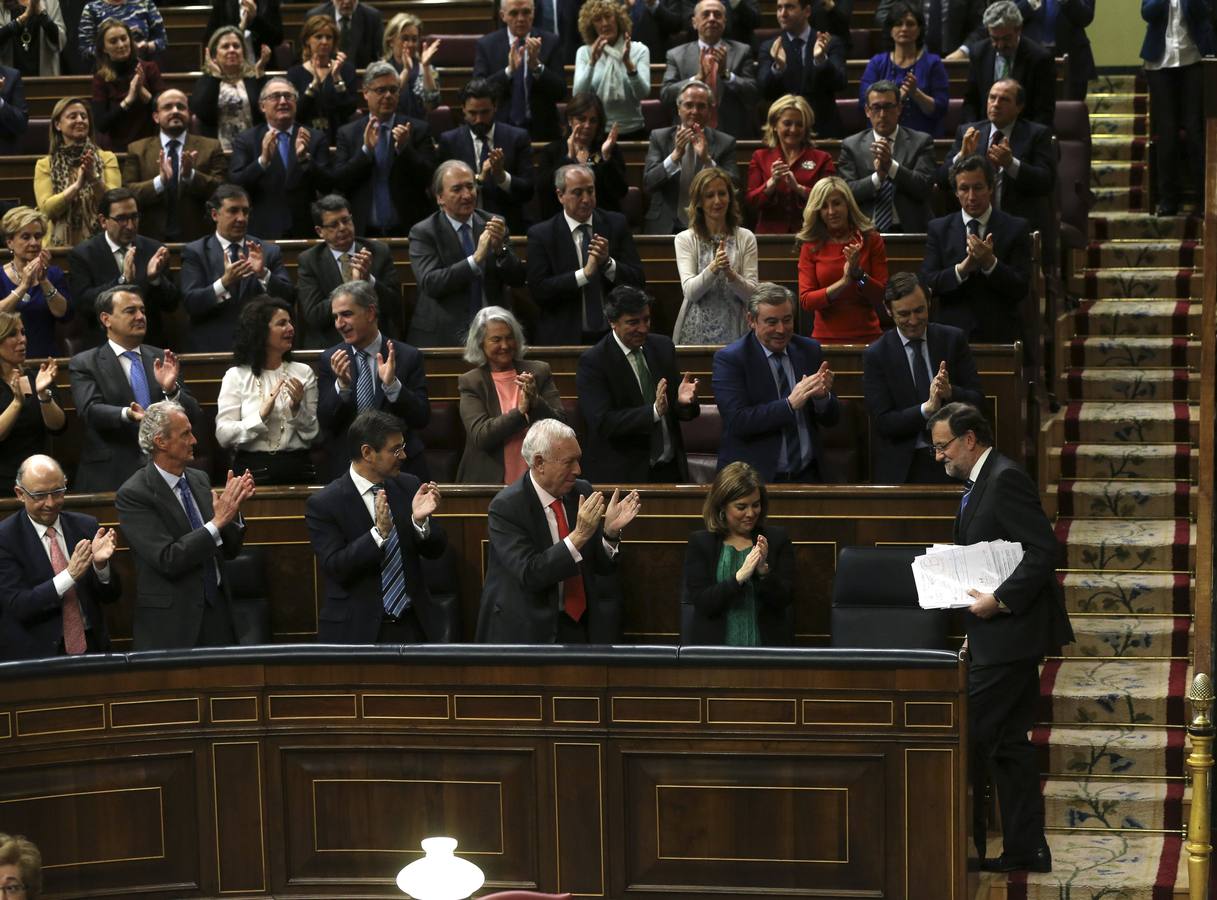 Un debate de lo más tenso. El presidente del Gobierno, Mariano Rajoy, es aplaudido por los diputados populares tras su intervención en la sesión de tarde de la primera jornada del vigésimo quinto Debate sobre Estado de la Nación.