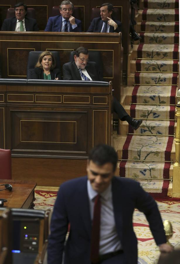 Sánchez fustiga a Rajoy. El presidente del Gobierno, Mariano Rajoy, momentos antes de su discurso tras la intervención del líder del PSOE, Pedro Sánchez (en primer término), en la sesión de tarde de la primera jornada del vigésimo quinto debate sobre el Estado de la Nación.