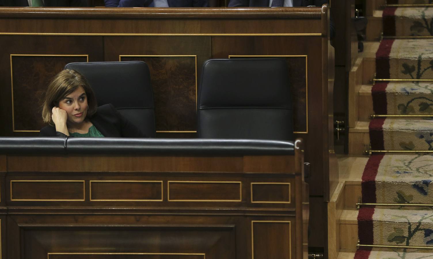 La vicepresidenta escucha a Rajoy. La vicepresidenta del Gobierno, Soraya Sáenz de Santamaría, escucha la intervención del jefe del Ejecutivo, Mariano Rajoy, esta tarde en el Congreso.