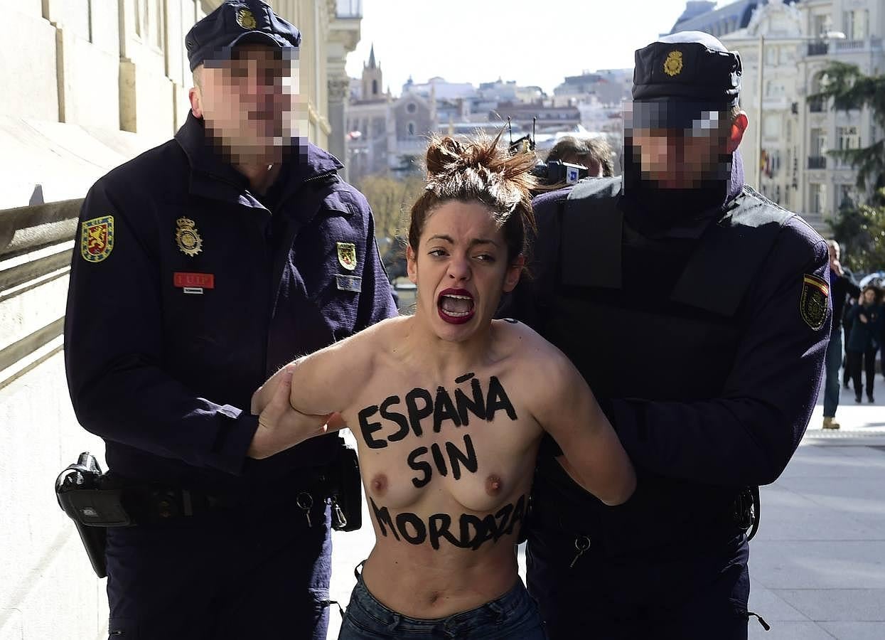 Las Femen protestan ante el Congreso. MADRID. Un grupo de activistas de Femen han protestado esta mañana a las puertas del Congreso de los Diputados, donde hoy ha arrancado el Debate del estado de la Nación. Las activistas han llegado corriendo hasta la entrada y se han quitado el abrigo, dejando el pecho al descubierto y donde se podía leer el nombre de su movimiento y lemas como "España sin mordaza". Al grito de "protestar no es ilegal" las jóvenes han sido desalojadas por varios agentes de Policía.