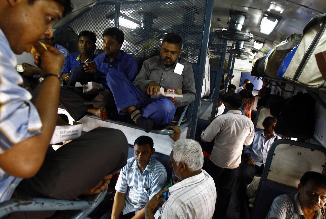 Interior de un vagón que parte desde la estación de tren cerca de Calcuta