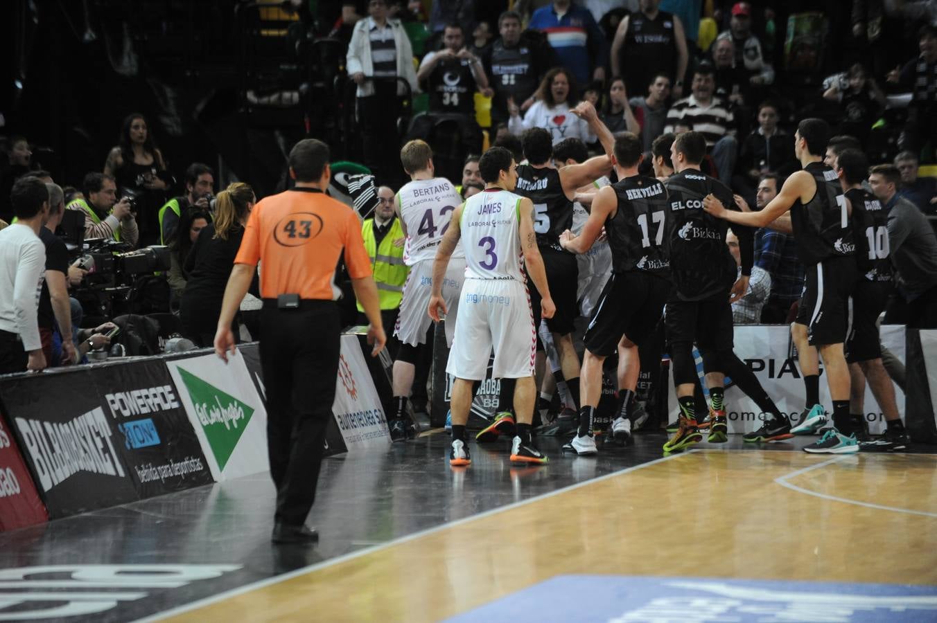 Increíble tangana en el Bilbao basket-Laboral Kutxa