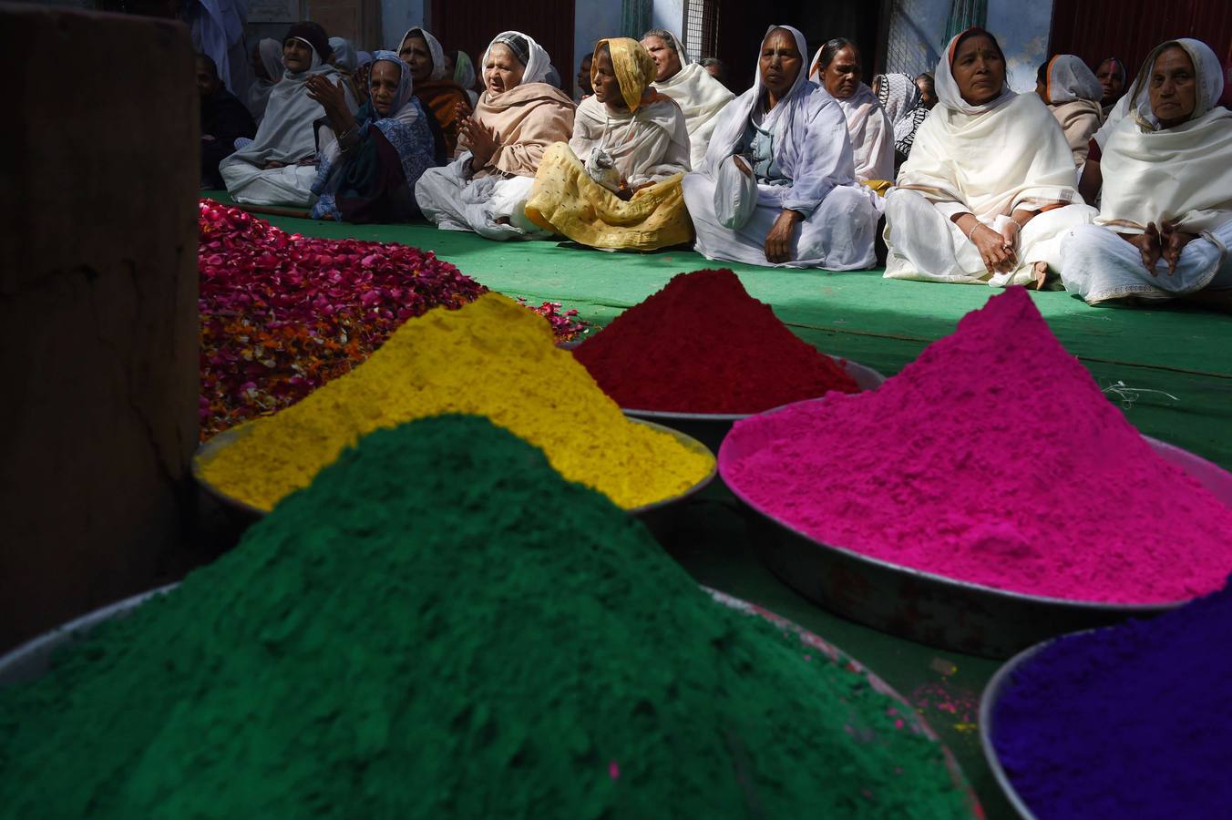 Esperando para participar en la celebración de Holi en Vrindavan. Fotografía: AFP / Roberto Schmidt