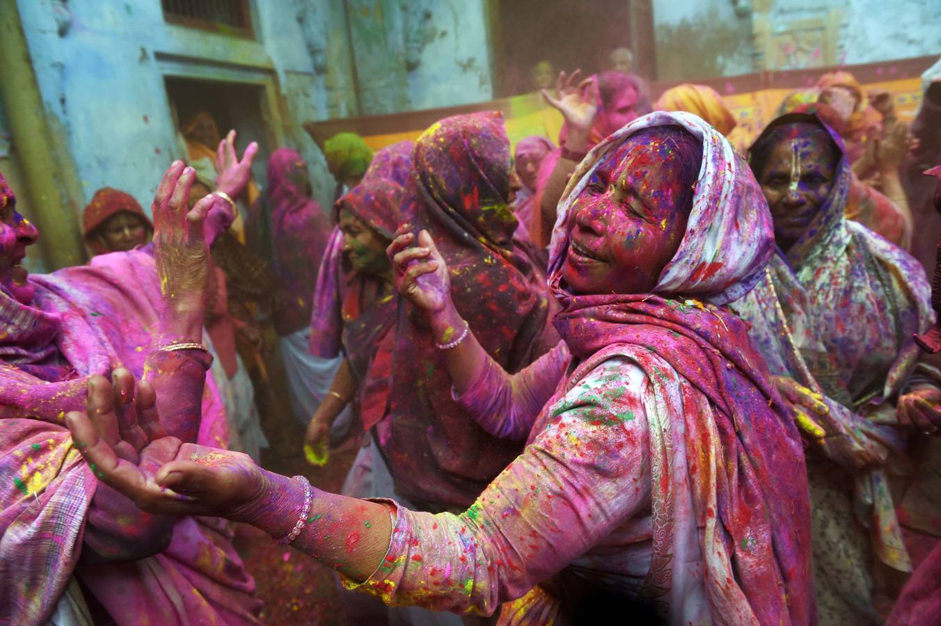 Hindúes bailan en la celebración de Holi o "festival de colores" en Vrindavan. Fotografía: AFP / Roberto SCHMIDT
