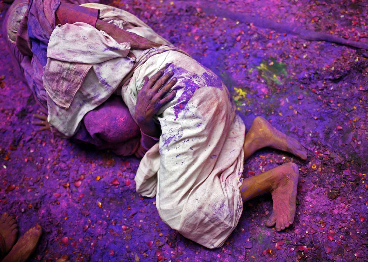 Mujeres viudas yacen en el suelo en la celebración de Holi. Fotografía: Reuters/ Ahmad Masood.