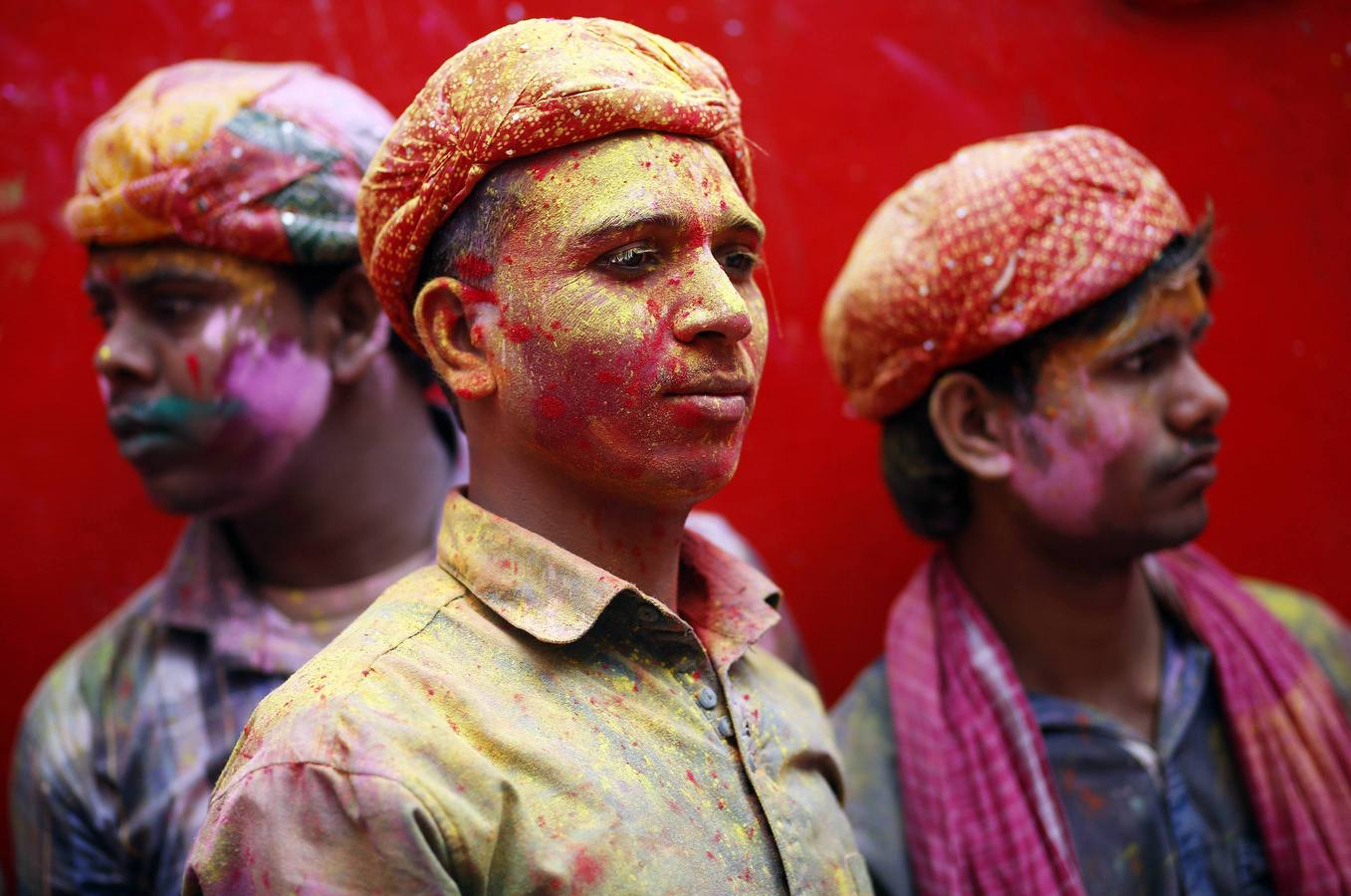 Hindúes devotos esperan para entrar en el templo Bankey Bihari durante las celebraciones de Holi en Vrindavan, en el estado norteño indio de Uttar Pradesh. Fotografía: Reuters / Anindito Mukherjee.
