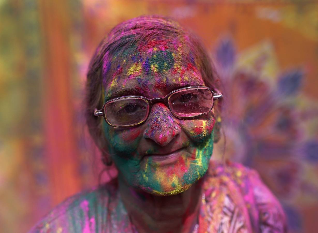 Una viuda participa en las celebraciones de Holi, organizado por la organización no gubernamental Sulabh Internacional en Vrindavan, en el estado norteño indio de Uttar Pradesh. Fotografía: Reuters/ Ahmad Masood.