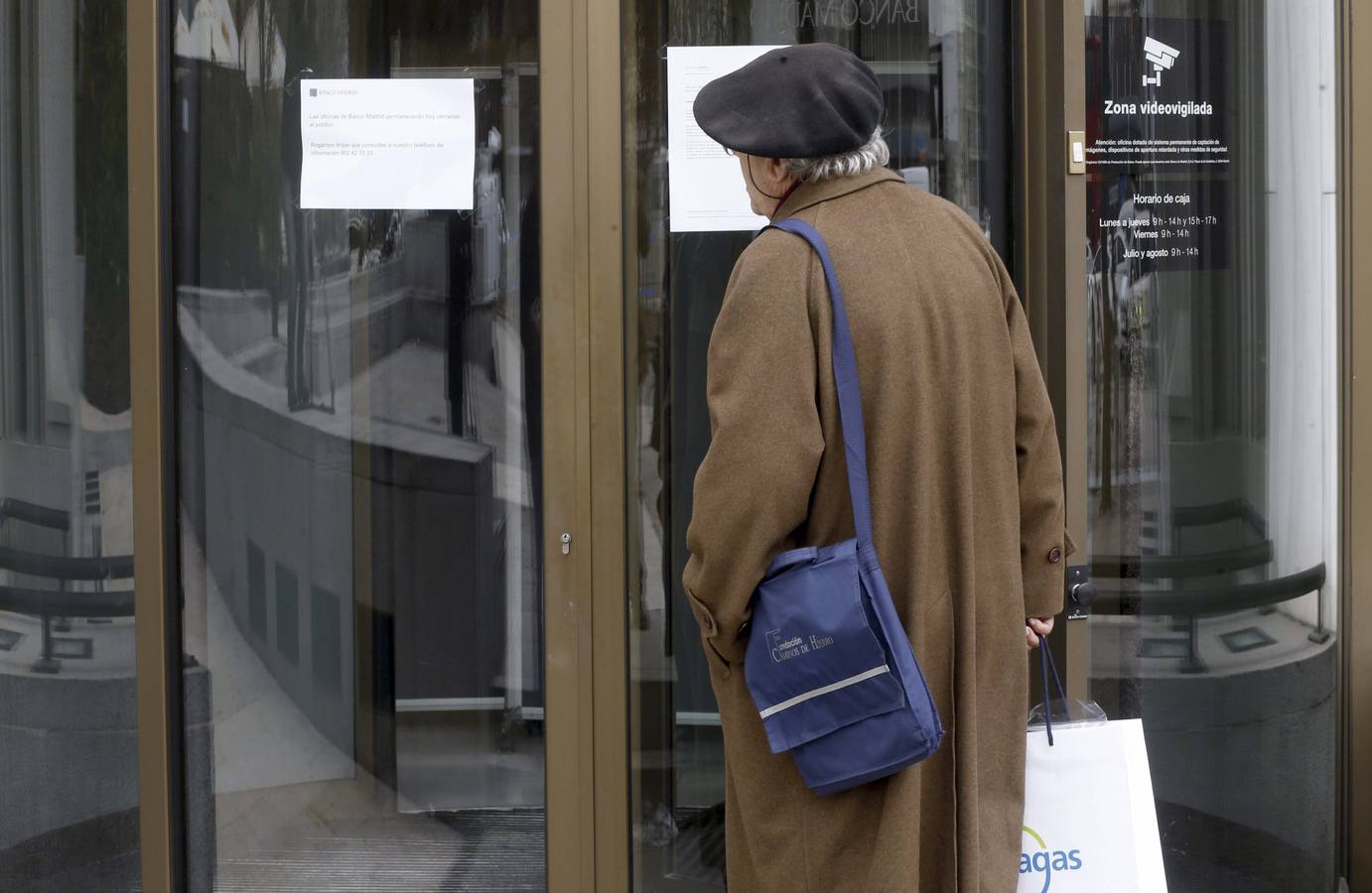 Lunes, 16 de marzo: El Banco Madrid ha dejado atrapados temporalmente a miles de clientes que ya no pueden acceder a su dinero, ya sea en depósitos, fondos de inversión o sicavs, que han quedado bloqueados. A cierre de noviembre de 2014, unos 15.000 clientes tenían más de 695,6 millones depositados en Banco Madrid. Fotografías: Javier Lizón