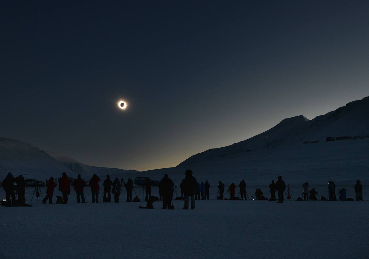 Viernes, 20 de marzo. El eclipse de sol total se pudo ver parcialmente en la mayor parte de Europa, norte de África y Medio Oriente, antes de terminar el espectáculo cerca del Polo Norte. Los más afortunados fueron los países del norte de Europa que pudieron ver cómo el Sol fue bloqueado completamente por la Luna. Fotografías: Agencias.