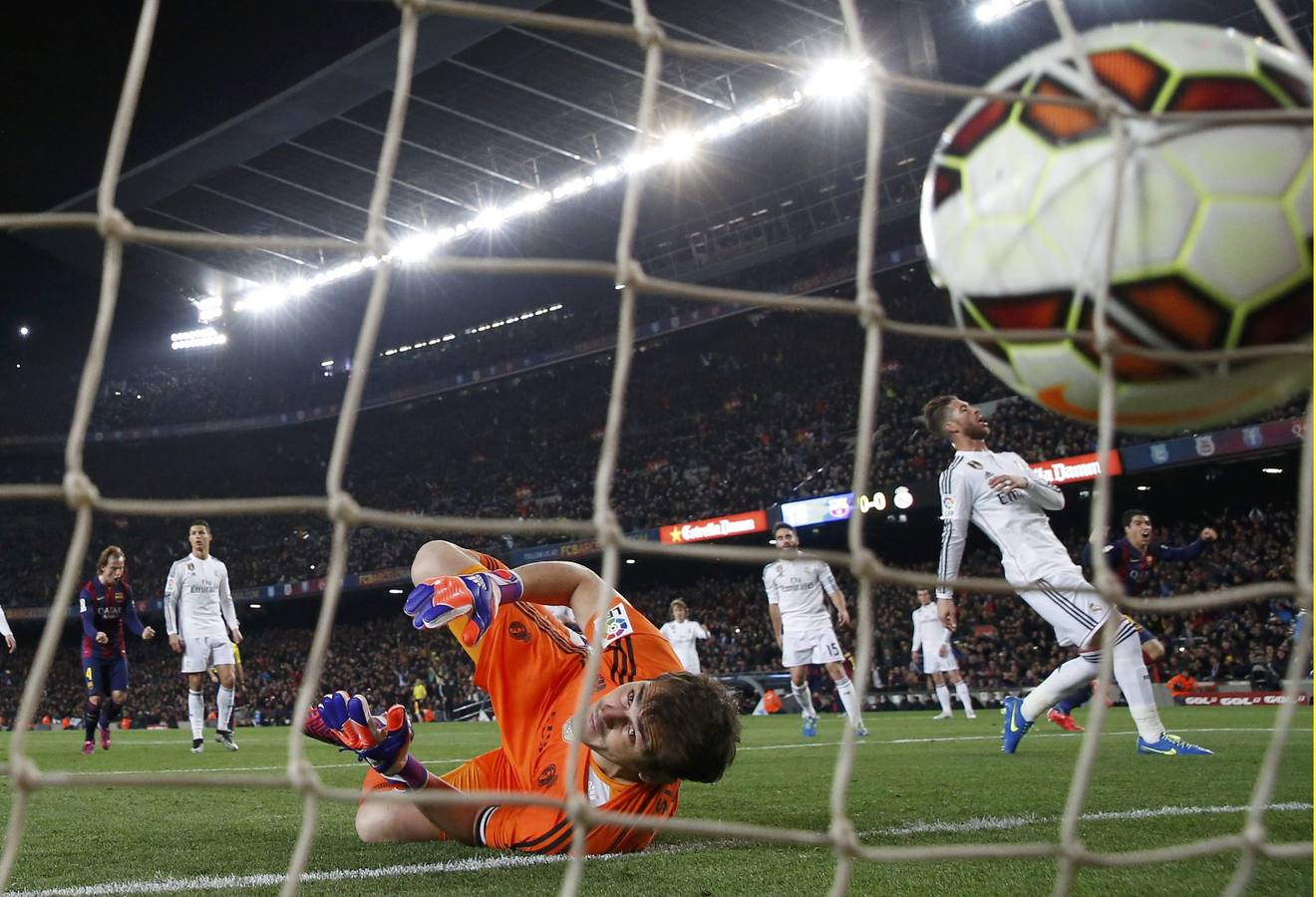 Domingo, 22 de marzo: El Barça gana el Clásico por dos tantos a uno y se escapa hacia el título, tras un duelo vibrante en el que al final pudo golear pero estuvo casi una hora a merced de un gran Real Madrid. Fotografía: Agencias