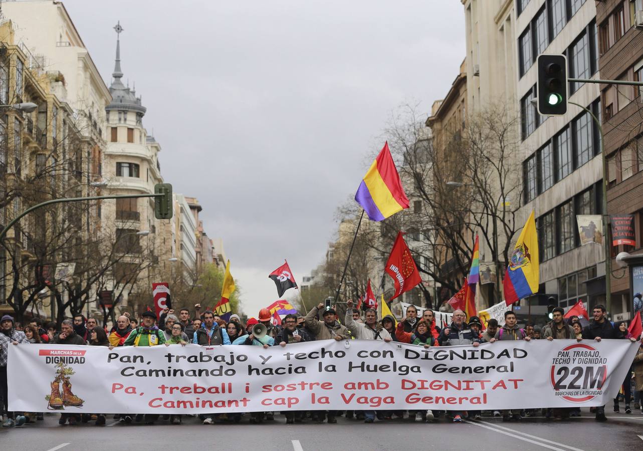 Sábado, 21 de marzo: Marchas por la Dignidad corean lemas en la Plaza de Colón, donde han confluido las nueve columnas procedentes de todas las comunidades autónomas, para protestar contra las consecuencias de las políticas de austeridad aplicadas durante la crisis. "Pan, trabajo, techo y dignidad" es el lema de los manifestantes, convocados por trescientas organizaciones sociales y sindicales, con un llamamiento especial a los jóvenes. Fotografía: EFE