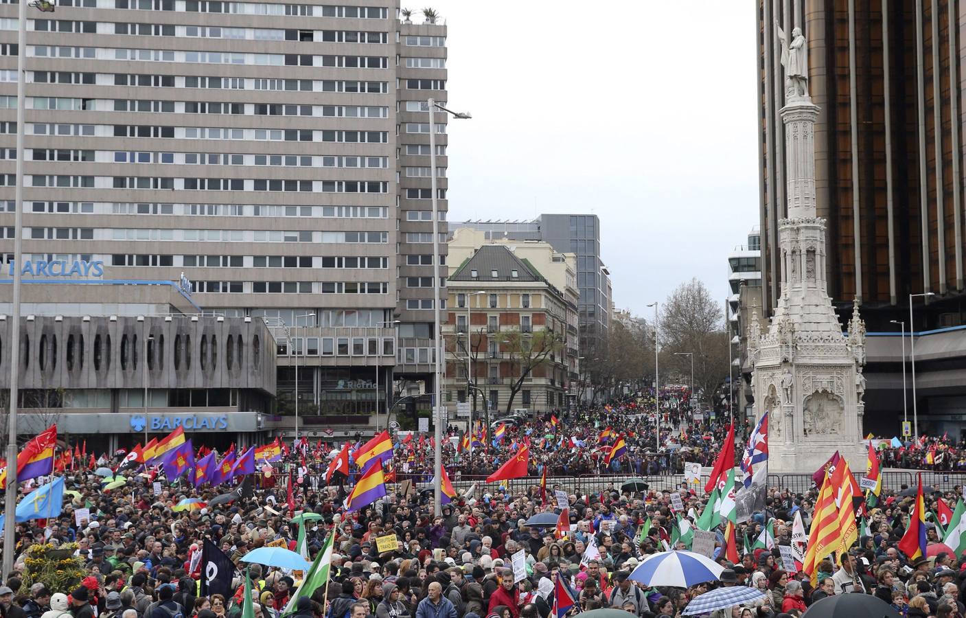 Sábado, 21 de marzo: Marchas por la Dignidad corean lemas en la Plaza de Colón, donde han confluido las nueve columnas procedentes de todas las comunidades autónomas, para protestar contra las consecuencias de las políticas de austeridad aplicadas durante la crisis. "Pan, trabajo, techo y dignidad" es el lema de los manifestantes, convocados por trescientas organizaciones sociales y sindicales, con un llamamiento especial a los jóvenes. Fotografía: EFE.