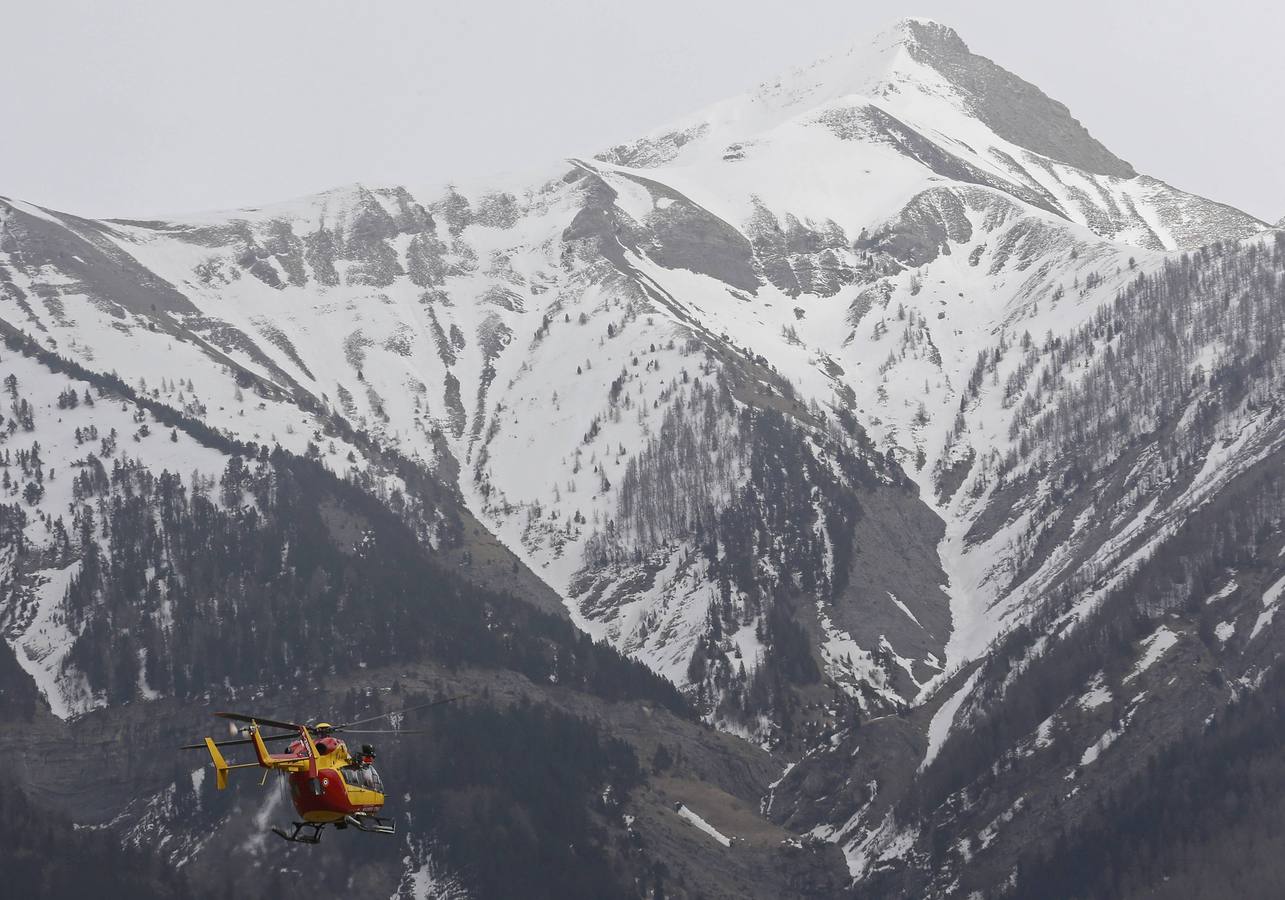 Los equipos de rescate sobrevuelan la zona de la tragedia, cerca de Seyne-les-Alpes, en los Alpes franceses.