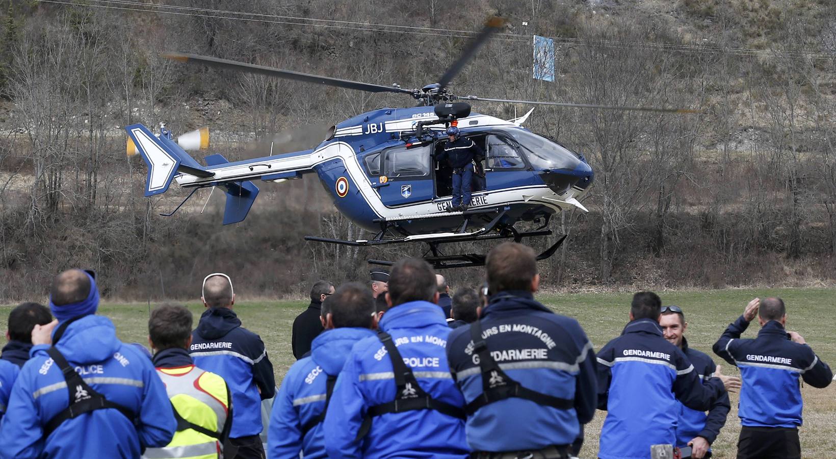 Los equipos de rescate se preparan para acceder a la zona de la tragedia, cerca de Seyne-les-Alpes, en los Alpes franceses.