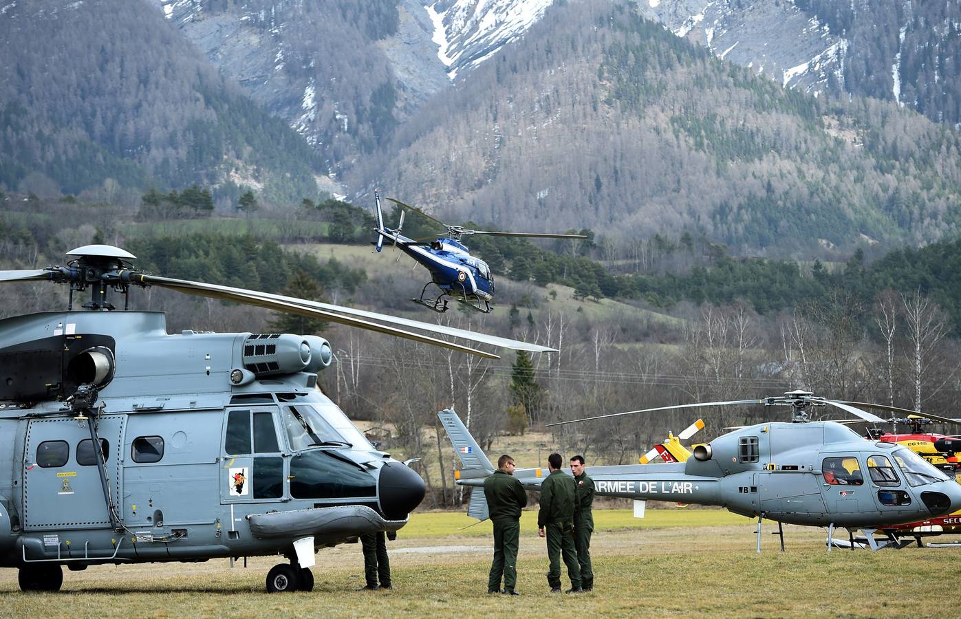 Los equipos de rescate se preparan para acceder a la zona de la tragedia, cerca de Seyne-les-Alpes, en los Alpes franceses.