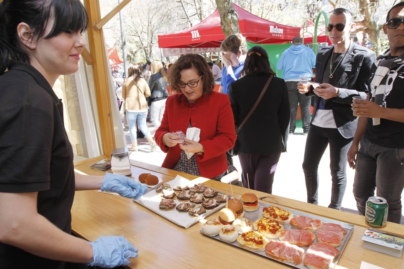 Viernes, 27 de marzo. 108 propuestas culinarias participaron en Extregusta durante el fin de semana en Cáceres. Un certamen donde la protagonista fue la tapa en las 30 casetas instaladas en el Paseo de Cánovas. Fotografías: Armando.