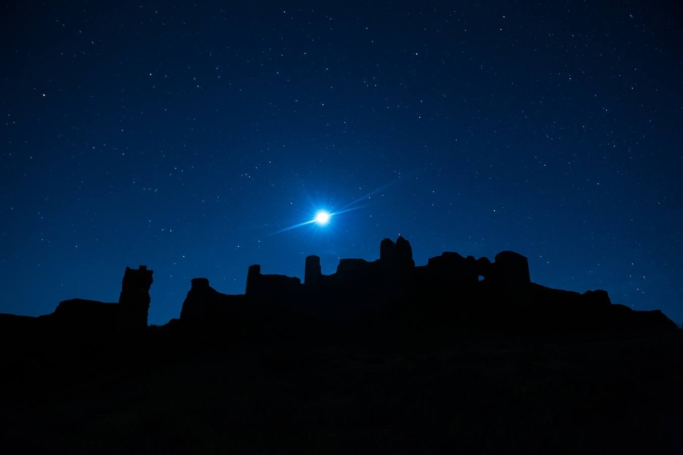 La Luna sobre el castillo de Hornachos