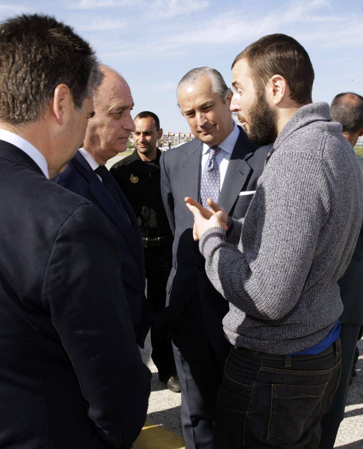 Martes, 7 de abril. Jorge Fernández Díaz (c), recibiendo al policía nacional y espeleólogo Juan Bolívar Bueno (d), a su llegada al aeródromo de Cuatro Vientos de Madrid, procedente de Uarzazate (Marruecos), en el avión fletado por la Policía tras el accidente en el que fallecieron otro agente y un abogado españoles. Fotografías: EFE