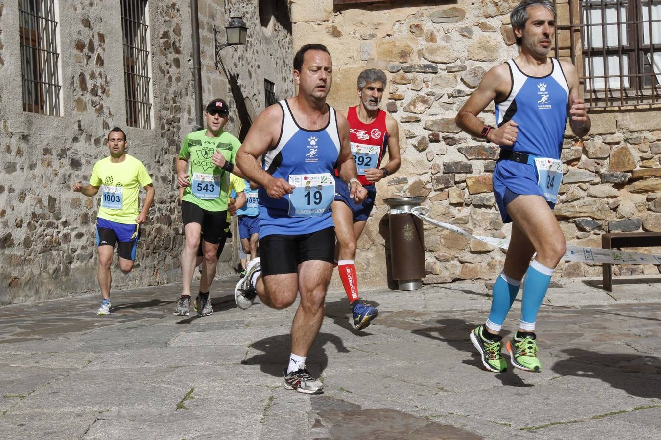 Domingo, 12 de abril: La media maratón de Cáceres contó con récord de participación en el que se han incluyeron novedades en el recorrido: 10.000 metros para los menos experimentados, la media por relevos para los que quieren probar sus límites y la 'Peque media' para los benjamines de la casa. Fotografía: Armando Méndez