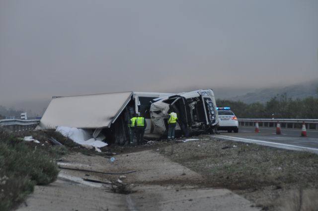 Vuelca un camión en la A-66 cerca de Monesterio