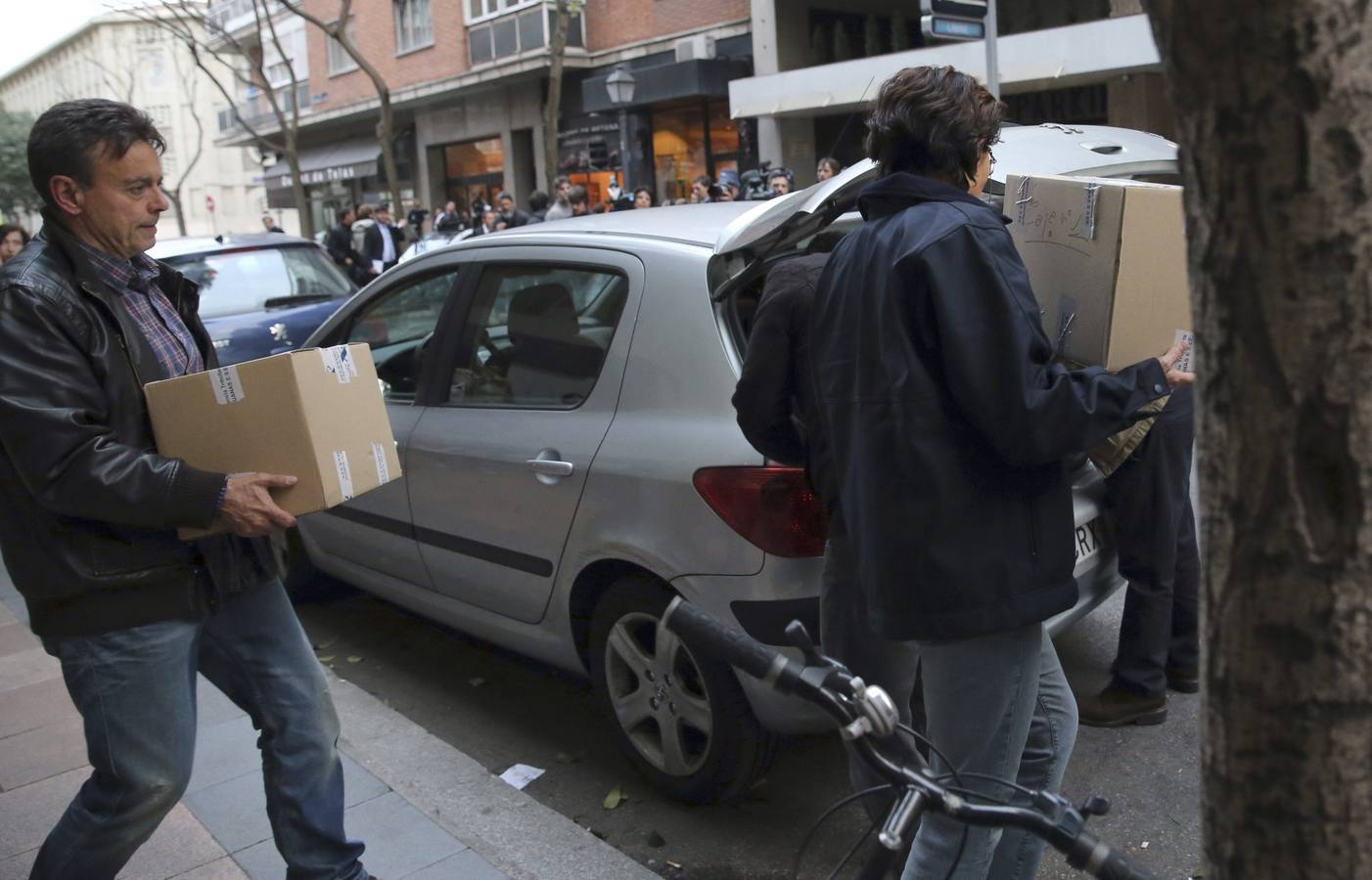 Jueves, 16 de abril: El exvicepresidente del Gobierno y expresidente de Bankia Rodrigo Rato sale hoy de su domicilio de Madrid escoltado por agentes de Aduanas tres horas después de iniciarse el registro de su vivienda ordenado hoy por un juez a instancias de la Fiscalía. Fotografias: Agencias.