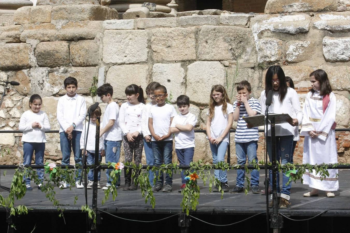 Viernes, 17 de abril: veinticinco colegios de primaria y secundaria de Mérida hicieron visible el proyecto 'La escuela adopta un monumento'. Fotografía: JM Romero