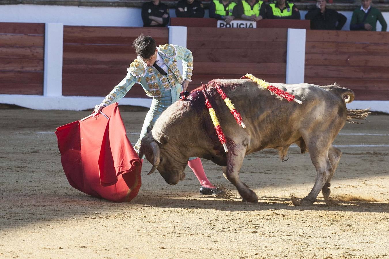 Domingo, 19 de abril: Posada de Maravillas, Alejandro Fermín y Juan Carlos Carballo estuvieron por encima del ganado. Media entrada larga en una nivillada entretenida en el que la presidencia solo rompió su elogiable rigor en la concesión de trofeos en el último novillo. Fotografía: Jorge Rey