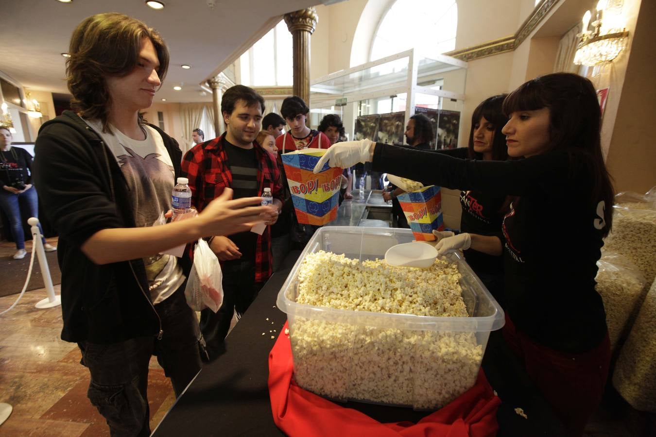 Sábado, 18 de abril: La parroquia de esa cita con el cine fantástico y de terror es variada, aunque predominen los jóvenes. Todos ellos dieron un caluroso abrazo de bienvenida a la quinta edición del Fanter Film Festival de una propuesta que ha crecido y que tiene serias posibilidades de convertirse en una importante baza cultural para la ciudad. Fotografía: Lorenzo Cordero