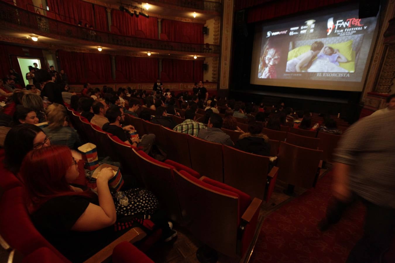 Sábado, 18 de abril: La parroquia de esa cita con el cine fantástico y de terror es variada, aunque predominen los jóvenes. Todos ellos dieron un caluroso abrazo de bienvenida a la quinta edición del Fanter Film Festival de una propuesta que ha crecido y que tiene serias posibilidades de convertirse en una importante baza cultural para la ciudad. Fotografía: Lorenzo Cordero