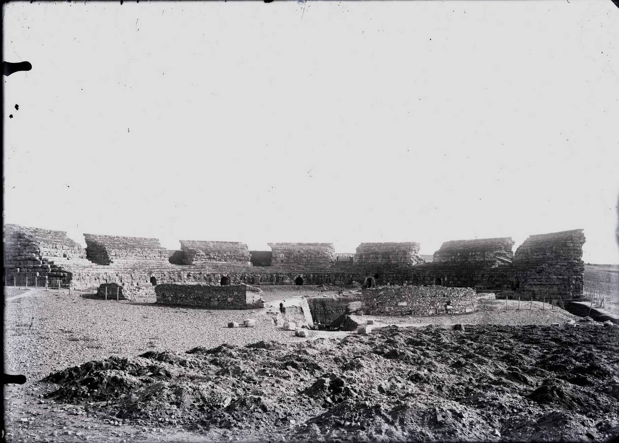 Vista general del Teatro Romano de Mérida, en el momento de la excavación de la escena (Marcial Bocconi, 1911).