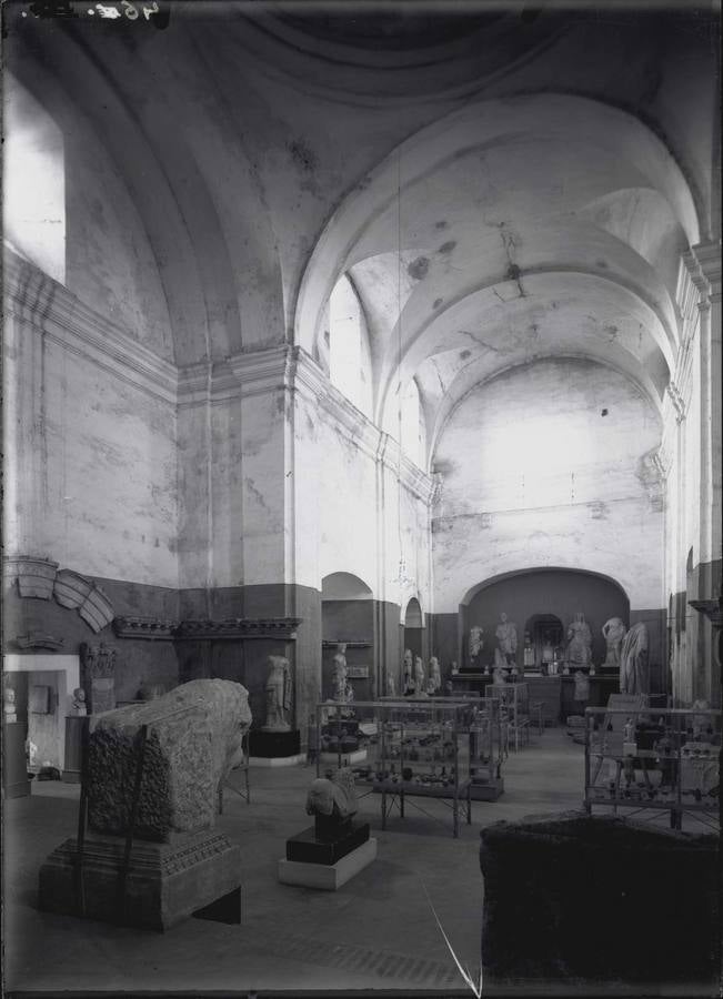 Nave central de Santa Clara, con la instalación del antiguo Museo de Mérida, futuro Museo Nacional de Arte Romano (Abelardo de la Barerra, 1944-1948).