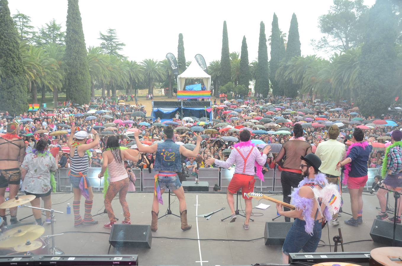 Los Palomos desafían a la lluvia
