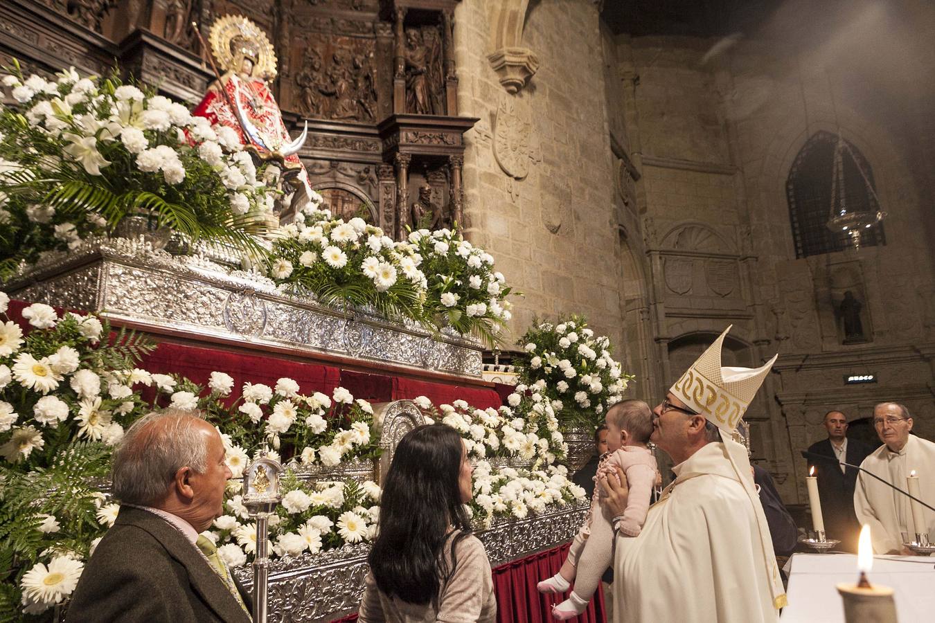 Miércoles, 30 de abril: 392 niños, 91 más que el año pasado, pasaron ante la Virgen de la Montaña para cumplir una tradición que se hereda de padres a hijos y que regala una de las estampas más entrañables del novenario de la patrona. Los cacereños acuden a esta cita para presentar a los bebés nacidos durante el último año ante la imagen. Fotografía: Jorge Rey