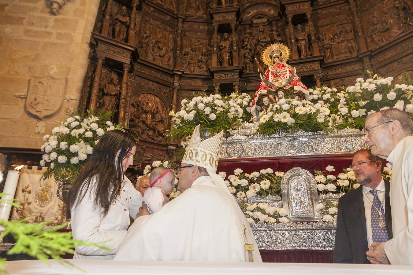 Miércoles, 30 de abril: 392 niños, 91 más que el año pasado, pasaron ante la Virgen de la Montaña para cumplir una tradición que se hereda de padres a hijos y que regala una de las estampas más entrañables del novenario de la patrona. Los cacereños acuden a esta cita para presentar a los bebés nacidos durante el último año ante la imagen. Fotografía: Jorge Rey