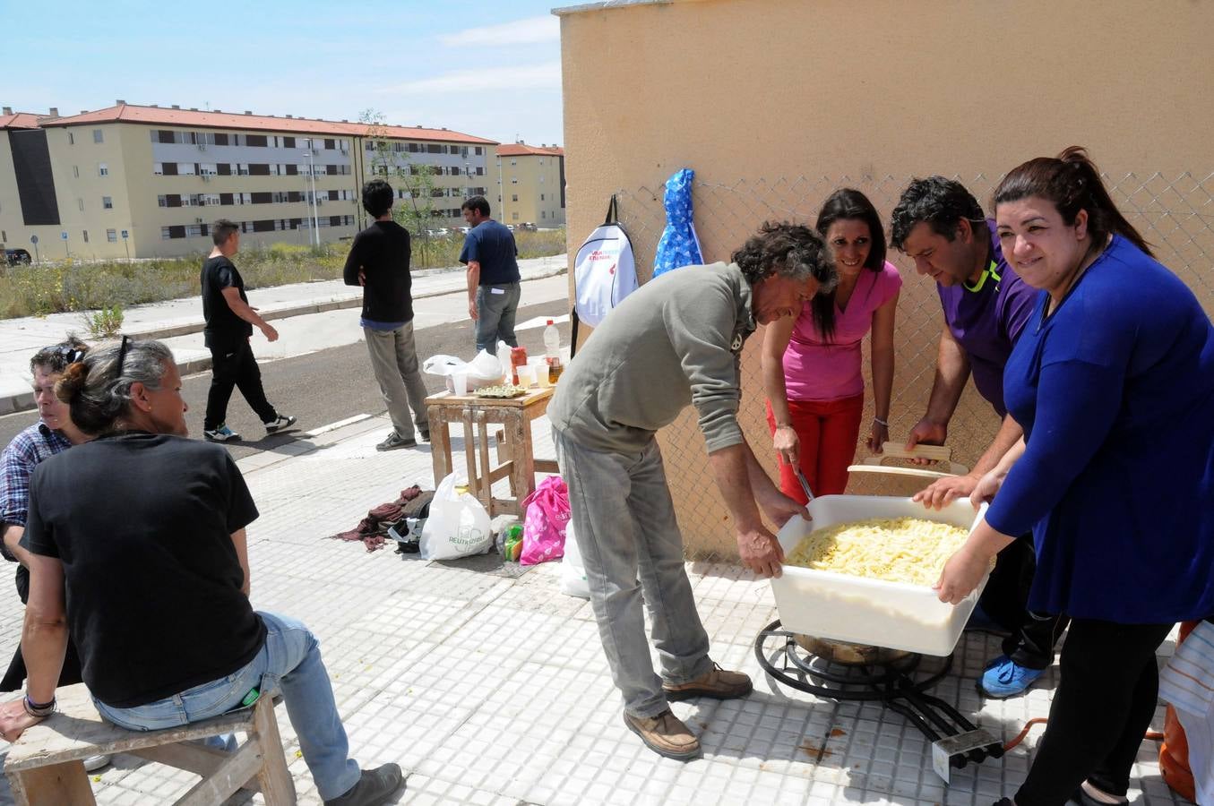 Viernes, 1 de mayo: Una docena de familias ocupa un “grupo de viviendas vacías” en la urbanización La Calzada, de Mérida. Eligieron el Día Internacional del Trabajo para simbolizar la lucha de la clase obrera por sus derechos al trabajo y a la vivienda. Fotografías: Brígido.