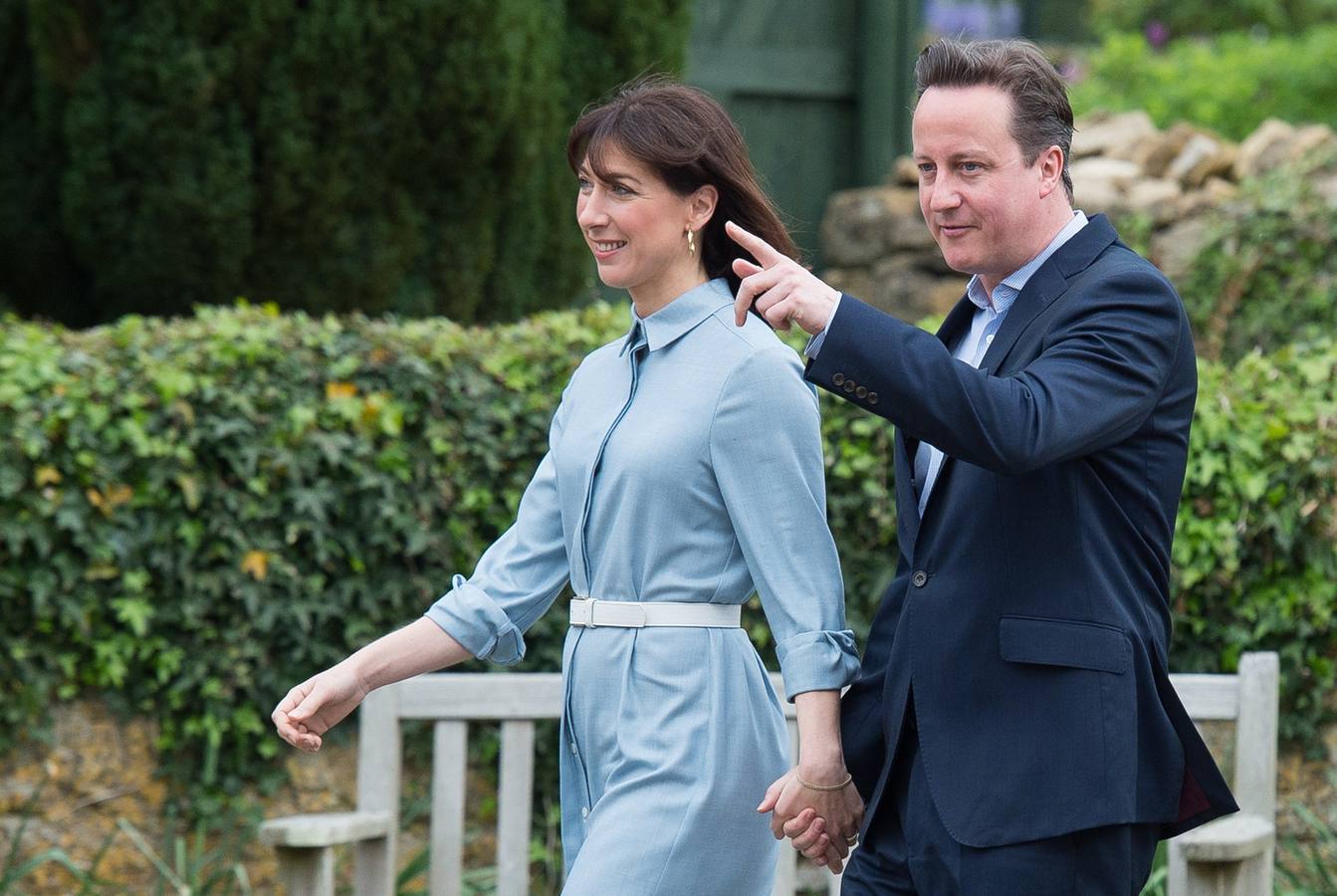 El conservador David Cameron y su mujer Samantha, a su llegada al colegio electoral de Spelsbury en Oxfordshire.