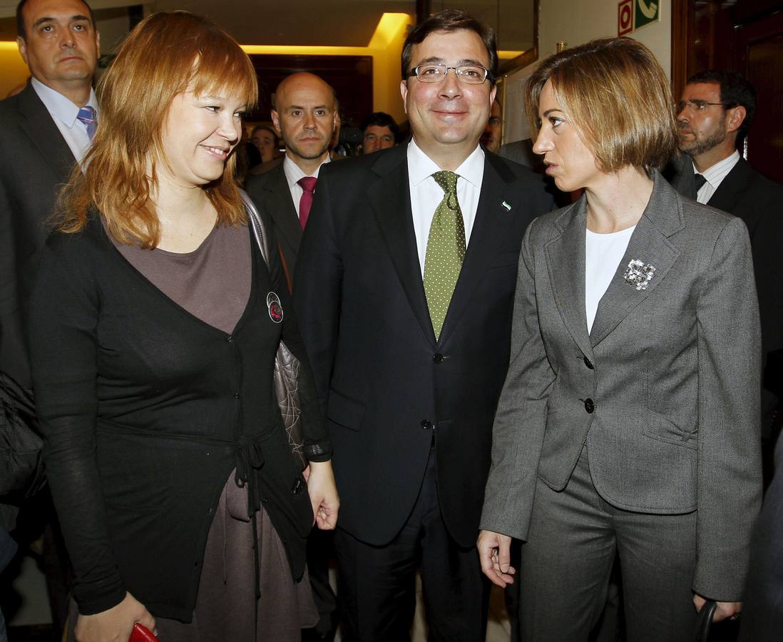 2011-El presidente de Extremadura, Guillermo Fernández Vara, que intervino en un desayuno informativo organizado por Europa Press en Madrid, acompañado a su llegada de las ministro.