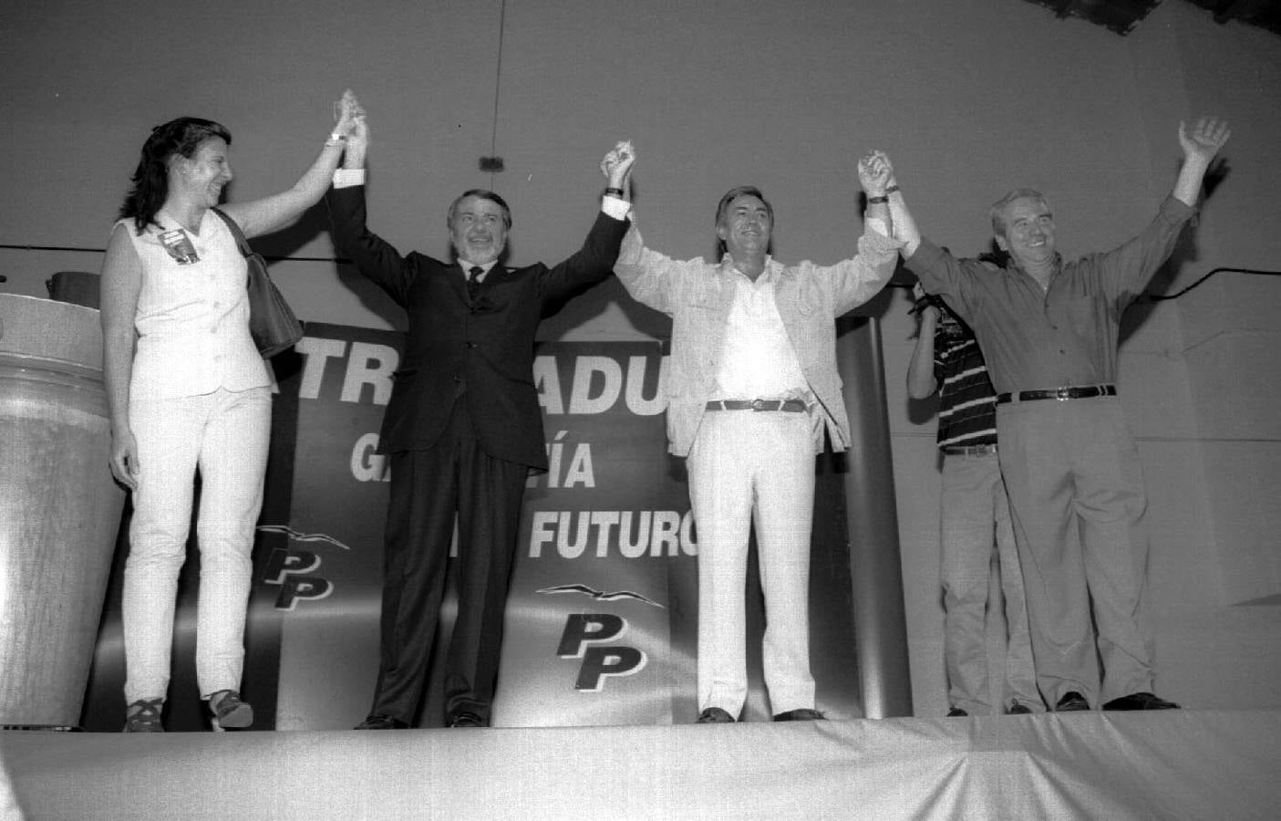 1999- Teresa Bravo con Jaime Mayor Oreja, JuanIgnacioBarrero y José María Saponi en un mitin del Partido Popularen Cáceres