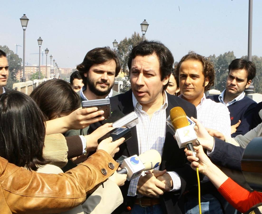 2007-Carlos Floriano, presidente regional del Partido Popular (PP), atendiendo a los periodistas en el Puente de Palmas de Badajoz