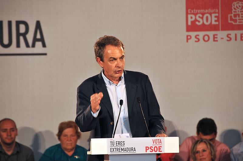 Zapatero acompaña a Vara en un mitin en Plasencia
